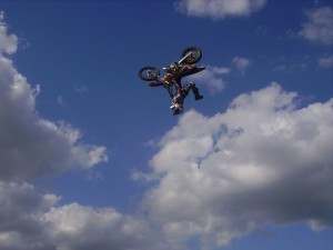 Freestyle Motorcross beim Backflip